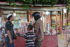 Saat Kembang Api Tak Menyala, Rahmat dan Sahrul Menyimpan Resah di Trotoar Jakarta