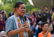 Pramono Anung Terima Boneka Labubu Saat Dialog Bersama Warga di Tebet Eco Park 