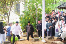 Pramono Anung Hadiri Pemakaman Guruh Soekarnoputra, Datang Pakai Baju Koko dan Peci Hitam