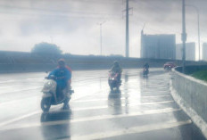 Perempatan Puri Banjir, Pemotor Berbondong-bondong Masuk Tol