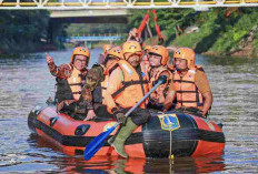 Naik Perahu Karet, Pramono Susuri Kali Ciliwung untuk Evaluasi Pengendalian Banjir di Jakarta
