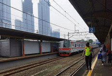Genangan Air hingga Pohon Tumbang Ganggu Perjalanan KRL Commuter Line Angke-Kampung Bandan