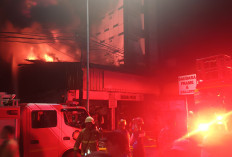 Kebakaran Toko Bingkai di Mampang, 7 Orang Terjebak, 2 di Antaranya Anak-anak