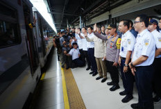 Pastikan Layanan Kereta Siap di Libur Nataru, Kapolri bersama Menhub dan Dirut KAI Tinjau Stasiun Pasar Senen