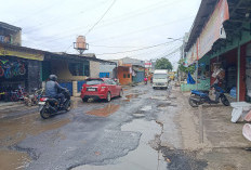 Penampakan Lubang Menganga Jalan Rusak Caringin Bekasi, Makin Parah di Musim Hujan 