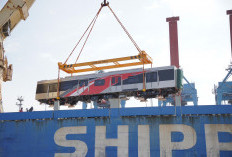 Ini Penampakan 12 Unit KRL Baru dari China di Tanjung Priok 