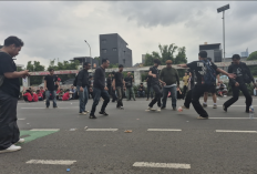 Street Ball Warnai Aksi May Day di Depan Gedung DPR RI