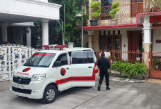 Angrek Buat Hasto Diantarkan Ambulance PDIP