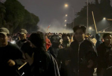 Petamburan Mencekam! Gas Air Mata Mengudara Semprot Massa Aksi Usai Demo di Gedung DPR