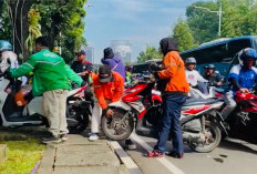 Macet Horor di Monas Imbas Aksi May Day: Ojol Pilih Angkat Motor Demi Putar Arah
