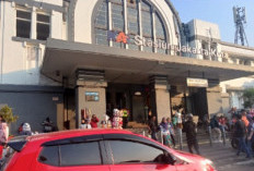 Dibubarkan Berkali-kali, Pedagang Kaki Lima Nekat Kembali Jualan di Stasiun Kota Jakarta