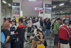 Situasi Stasiun Manggarai Penuh Sesak, Para Buruh Mulai Siap Pulang ke Rumah Usai May Day