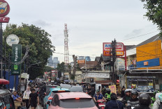 Jalanan Padat! Warga Serbu Sentra Takjil di Bangka Kemang Saat Awal Puasa