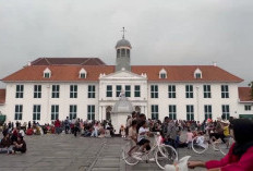 Libur Natal 2025: Kota Tua Diselimuti Awan Mendung, Pengunjung Tetap Membludak!