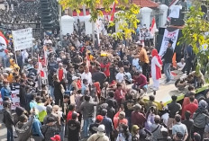 REVOLUSI Dimulai dari Pati, Ratusan Ribu Massa Tuntut Bupati Sudewo Mundur: Bikin Panggung Rakyat Pakai Truk Trailer