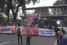 Saat Hasto Dapat Dukungan di Demo Tolak Hasil Pemilu yang Diwarnai Bakar Ban
